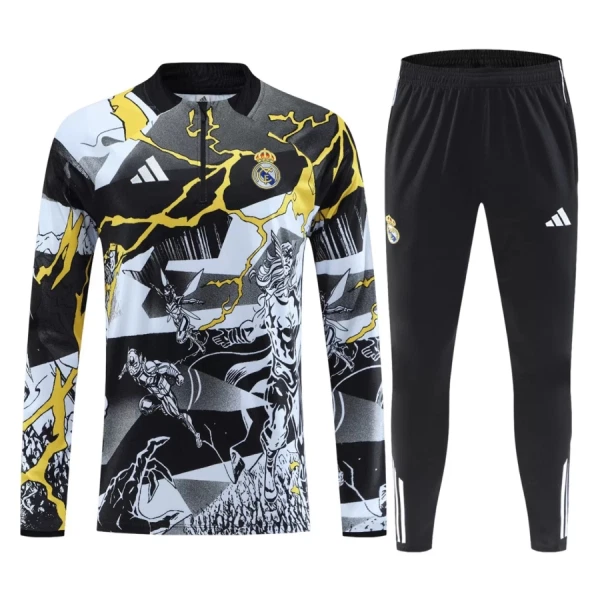 Real Madrid Marvel Trening sweatshirt i hlače komplet Četvrtina Zip 2026/27 Crna Real Madrid Marvel Trening sweatshirt i hlače komplet Četvrtina Zip 2026/27 Crna