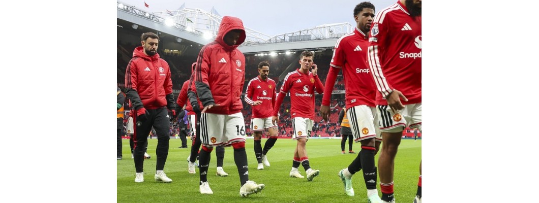 Navijači Manchester Uniteda zvižducima iskazuju nezadovoljstvo igračima Navijači Manchester Uniteda zvižducima iskazuju nezadovoljstvo igračima