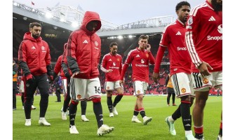 Navijači Manchester Uniteda zvižducima iskazuju nezadovoljstvo igračima